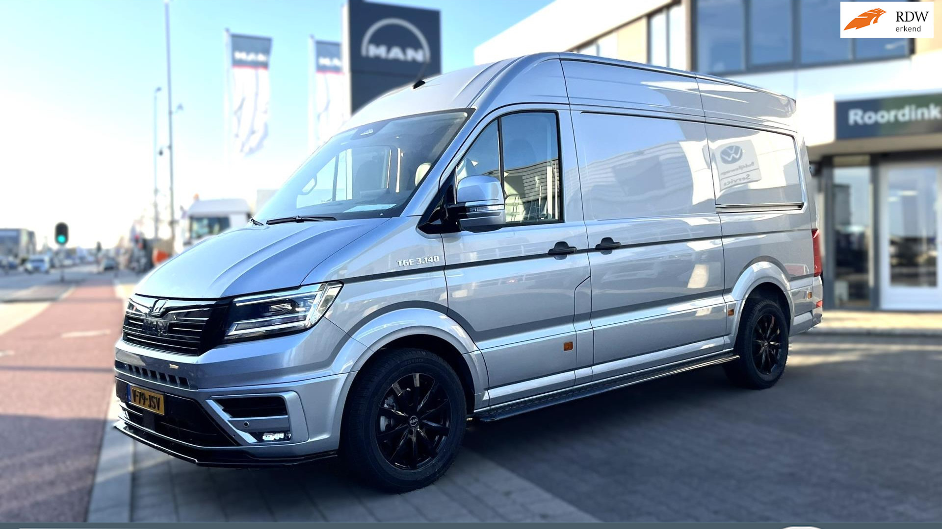 MAN TGE 3.140 L3H3 18" LMV, sidesteps, frontspoiler, rondom in kleur, getinte verlichting en zonneband, leder, Super compleet !!!