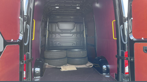 MAN TGE 2.140 L3H3 linker deur, 17 LMV, LED koplampen, Climatronic, Trekhaak, volledige betimmering