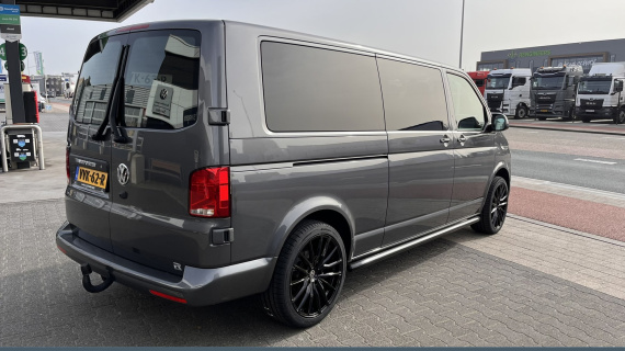 Volkswagen Transporter T6.1 L2H1 28 Highline Dubbele cabine 20" LMV, 6 zits, trekhaak sidebars zwart