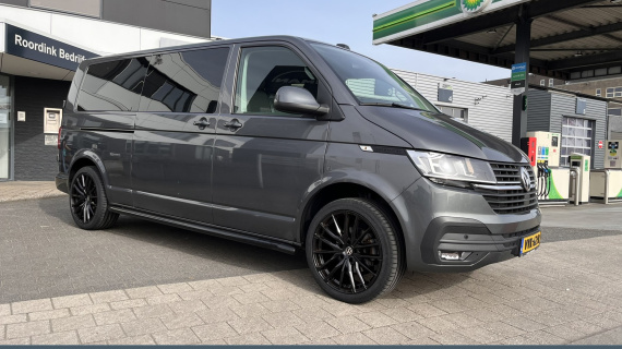 Volkswagen Transporter T6.1 L2H1 28 Highline Dubbele cabine 20" LMV, 6 zits, trekhaak sidebars zwart