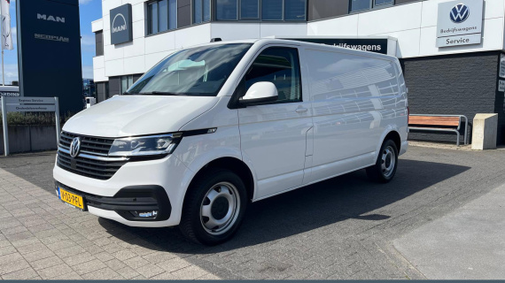 Volkswagen TRANSPORTER T6.1 150 pk DSG  L2 - 3200 kg uit. Bumpers in kleur, LED , Trekhaak, Navi, stoelverwarming
