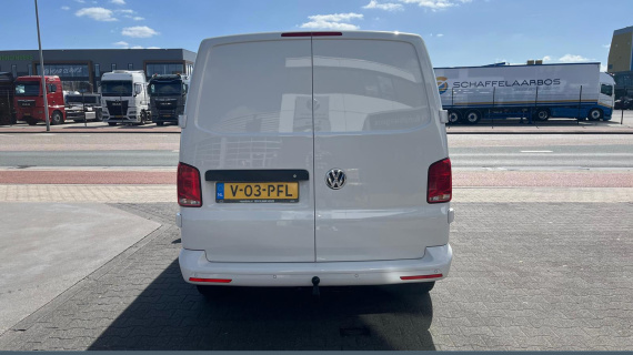 Volkswagen TRANSPORTER T6.1 150 pk DSG  L2 - 3200 kg uit. Bumpers in kleur, LED , Trekhaak, Navi, stoelverwarming