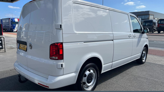 Volkswagen TRANSPORTER T6.1 150 pk DSG  L2 - 3200 kg uit. Bumpers in kleur, LED , Trekhaak, Navi, stoelverwarming