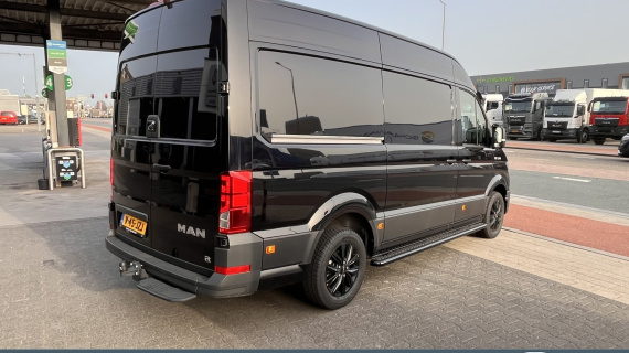 MAN TGE 3.140 L3H3 Intense Black, LMV" zwart, Sidesteps zwart geschuurd, Zonneklep met verlichting.