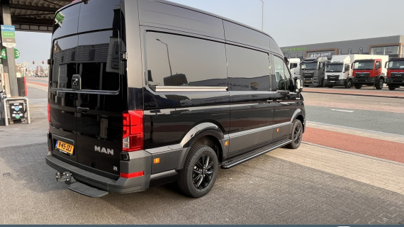 MAN TGE 3.140 L3H3 Intense Black, LMV" zwart, Sidesteps zwart geschuurd, Zonneklep met verlichting.