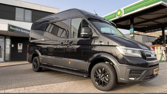 MAN TGE 3.140 L3H3 Intense Black, LMV" zwart, Sidesteps zwart geschuurd, Zonneklep met verlichting.
