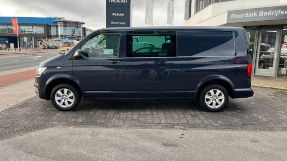 Volkswagen Transporter T6 - 150 pk L2H1 DC LMV, bumpers in kleur, trekhaak, PDC