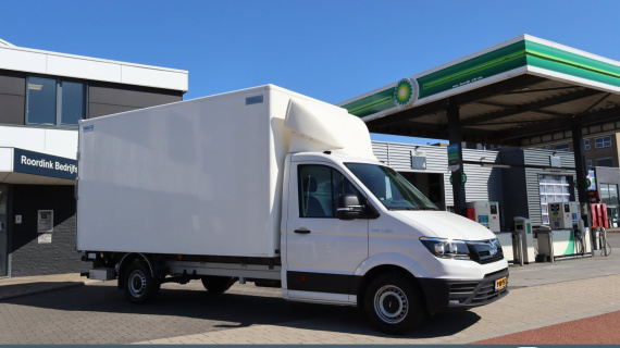 MAN TGE 3.180 L4 bakwagen + laadklep en dakspoiler, Automaat