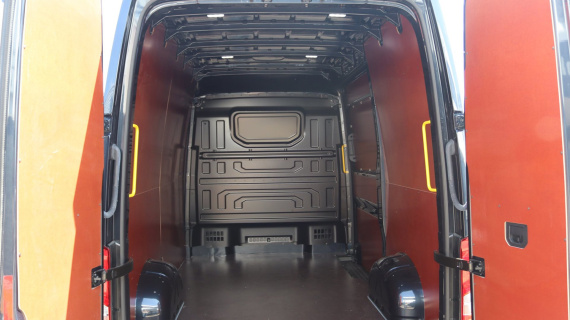 MAN TGE 3.140 L3H3, lederen bekleding, 18" LMV, Volledig in kleur, Sidebars zwart, Roordink Edition