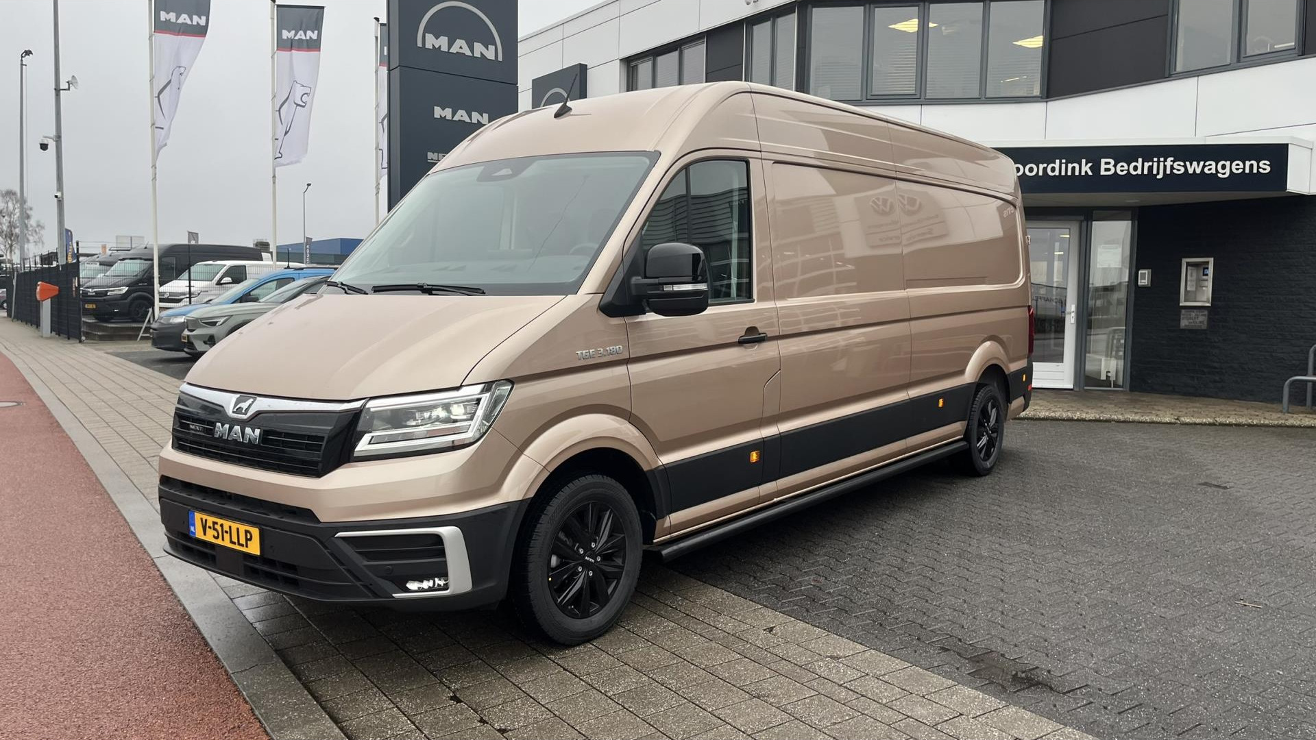 MAN TGE 3.180 L4H3, LMV 4SZ, LED koplampen, navigatie, Trekhaak incl lampen en opstappen, Sidebars, Copper metalic