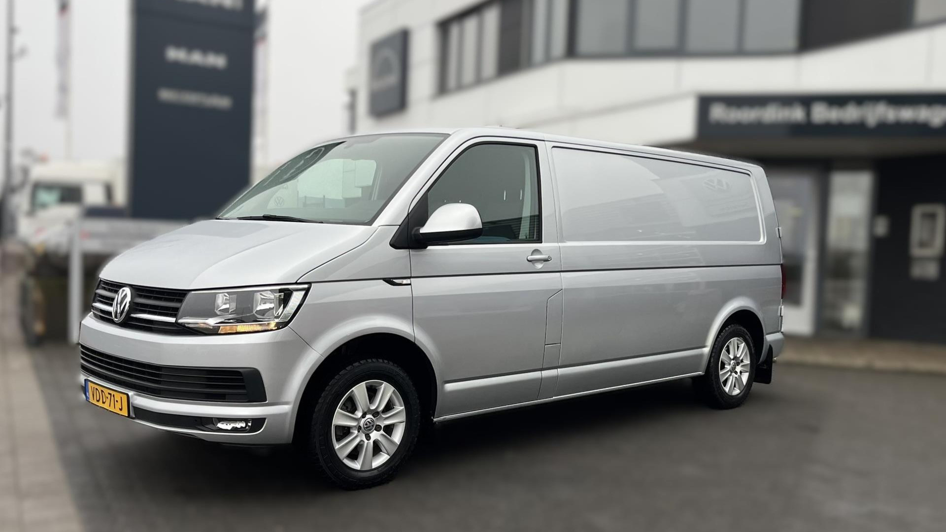 Volkswagen Transporter 2.0 TDI L2H1 Highline Complete werkbus met inrichting, LMV, trekhaak