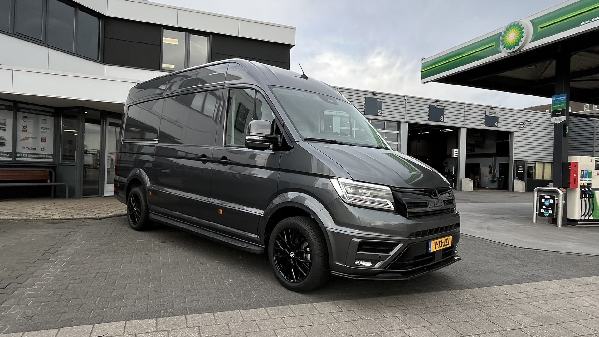 MAN TGE 3.140  Graphite Edition LED koplampen, trekhaak, Navigatie groot scherm, PDC V+A, DAB+, Adaptive cruise, geheel in kleur