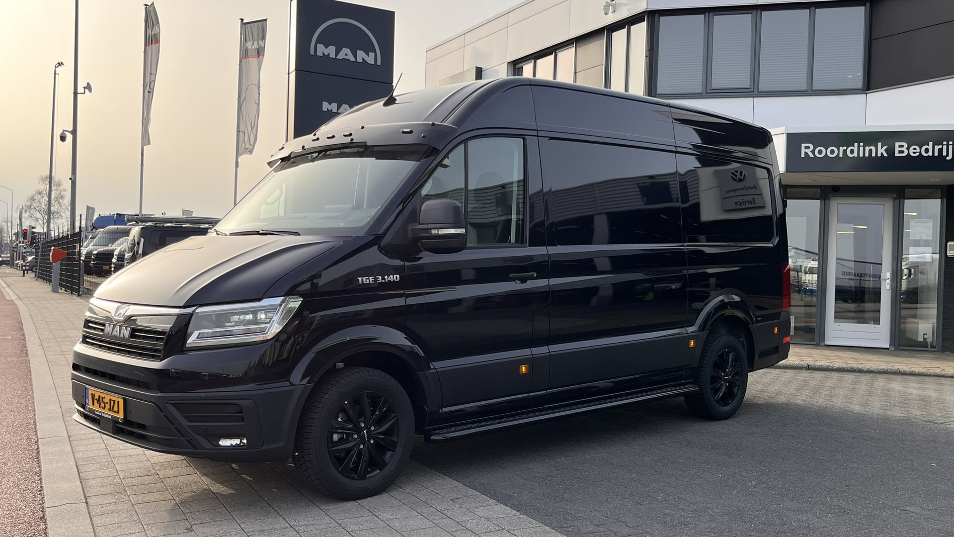 MAN TGE 3.140 L3H3 Intense Black, LMV" zwart, Sidesteps zwart geschuurd, Zonneklep met verlichting.