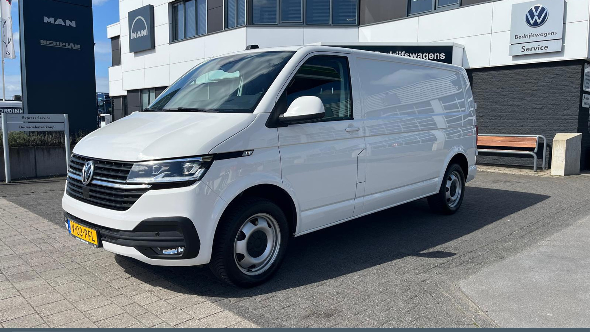 Volkswagen TRANSPORTER T6.1 150 pk DSG  L2 - 3200 kg uit. Bumpers in kleur, LED , Trekhaak, Navi, stoelverwarming