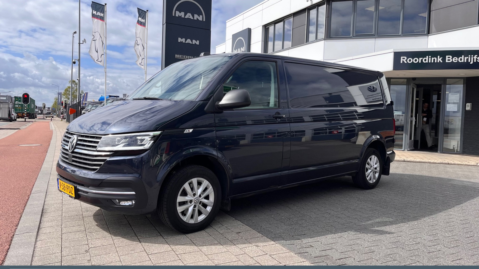 Volkswagen TRANSPORTER T6.1 TDI L2H1 30 - 150 pk DSG - Digitaal dash. LMV, bumpers in kleur, standkachel