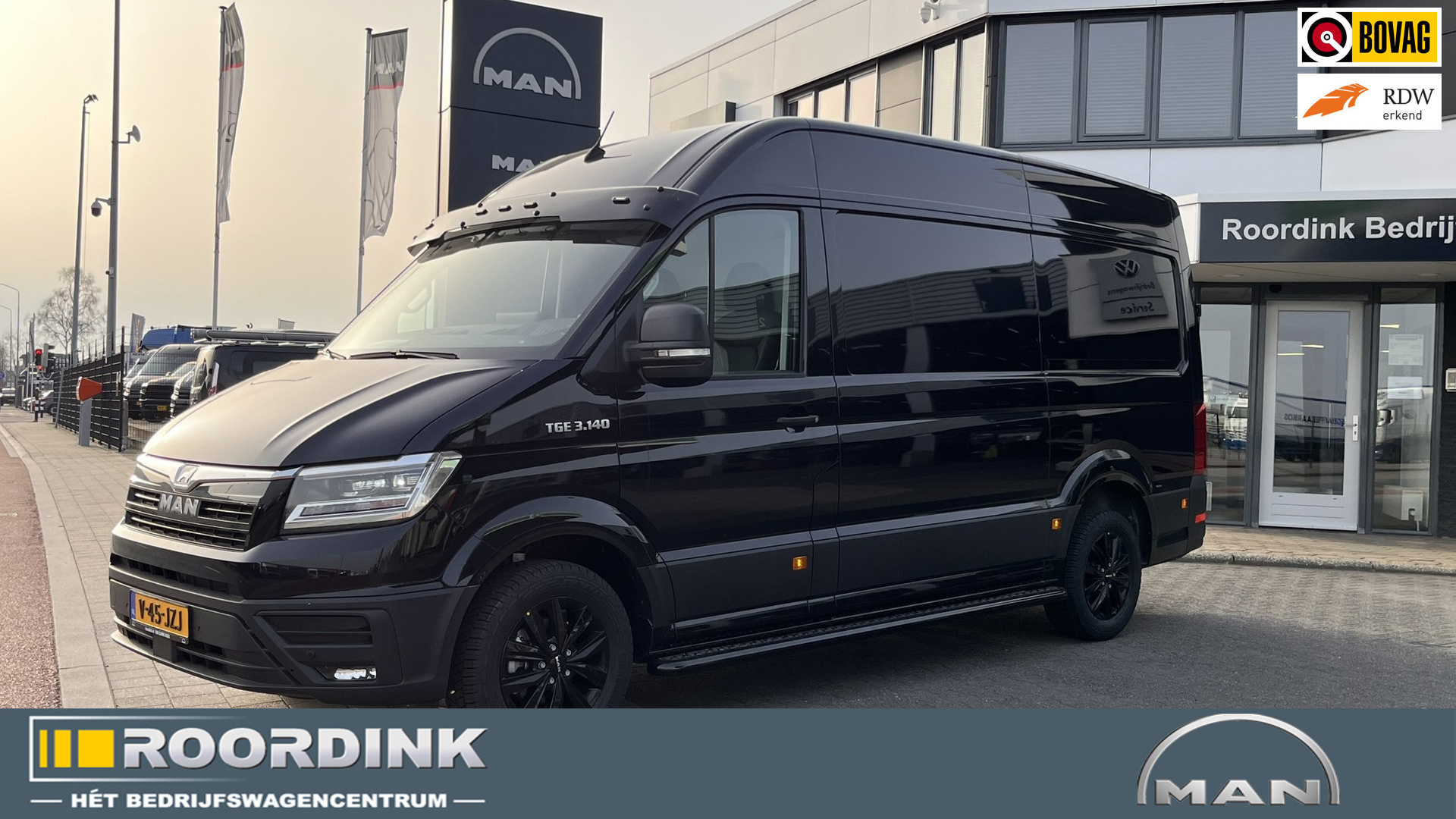 MAN TGE 3.140 L3H3 Intense Black, LMV" zwart, Sidesteps zwart geschuurd, Zonneklep met verlichting.