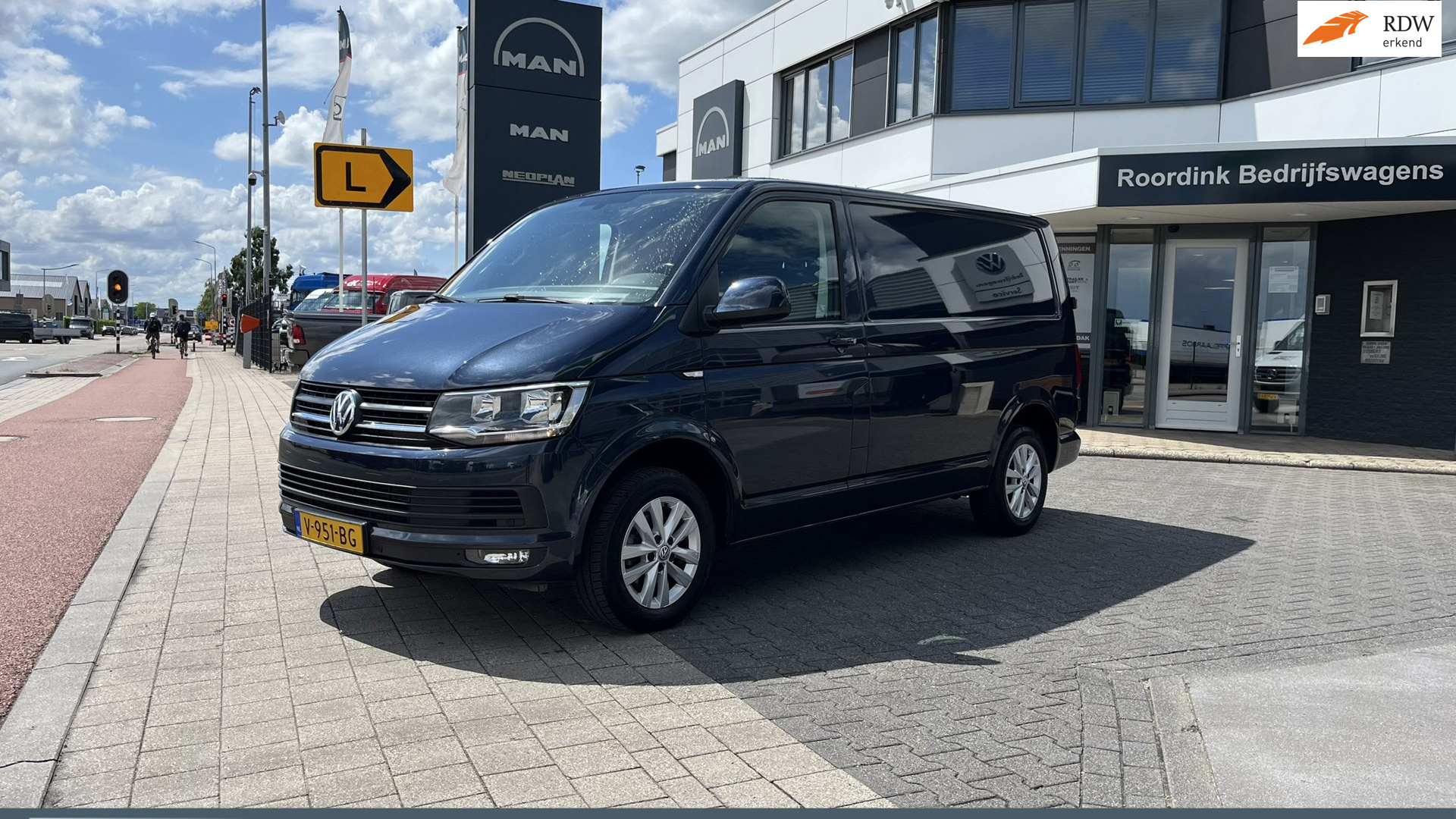 Volkswagen Transporter 2.0 TDI L1 Highline - 150 pk LMV, bumpers in kleur, trekhaak, navi