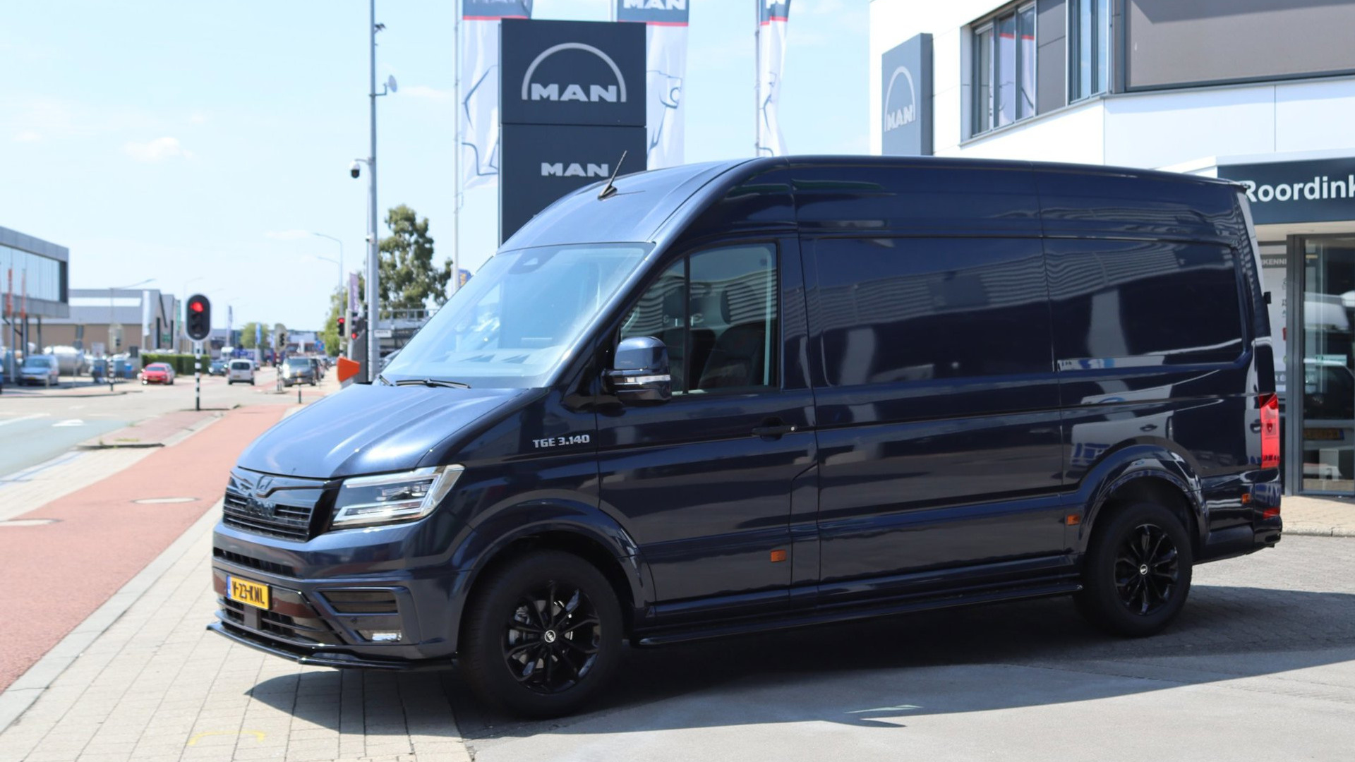 MAN TGE 3.140 L3H3, lederen bekleding, 18" LMV, Volledig in kleur, Sidebars zwart, Roordink Edition