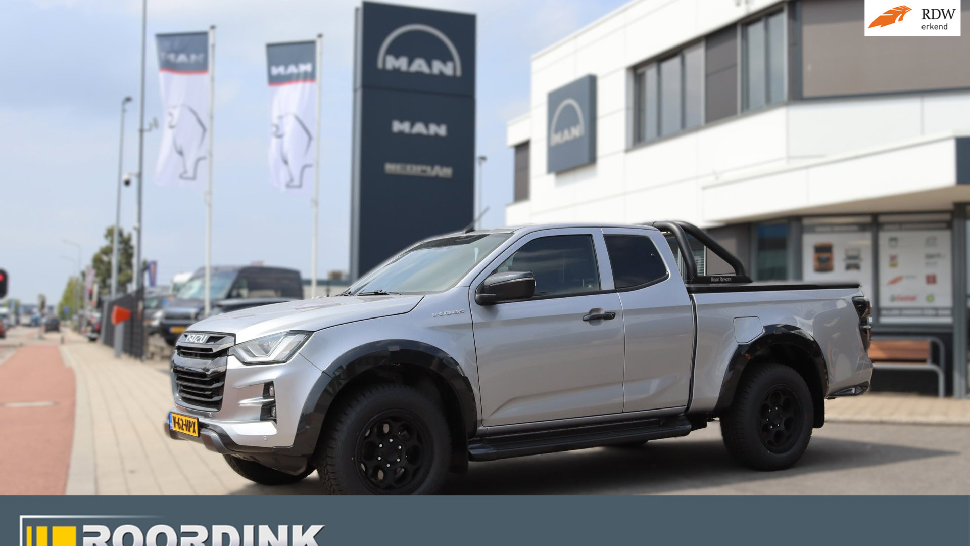 Isuzu D-Max 1.9 Extended Cab V-Cross Zwart LM met Terrain band 3500 kg Trekhaak Rollbar