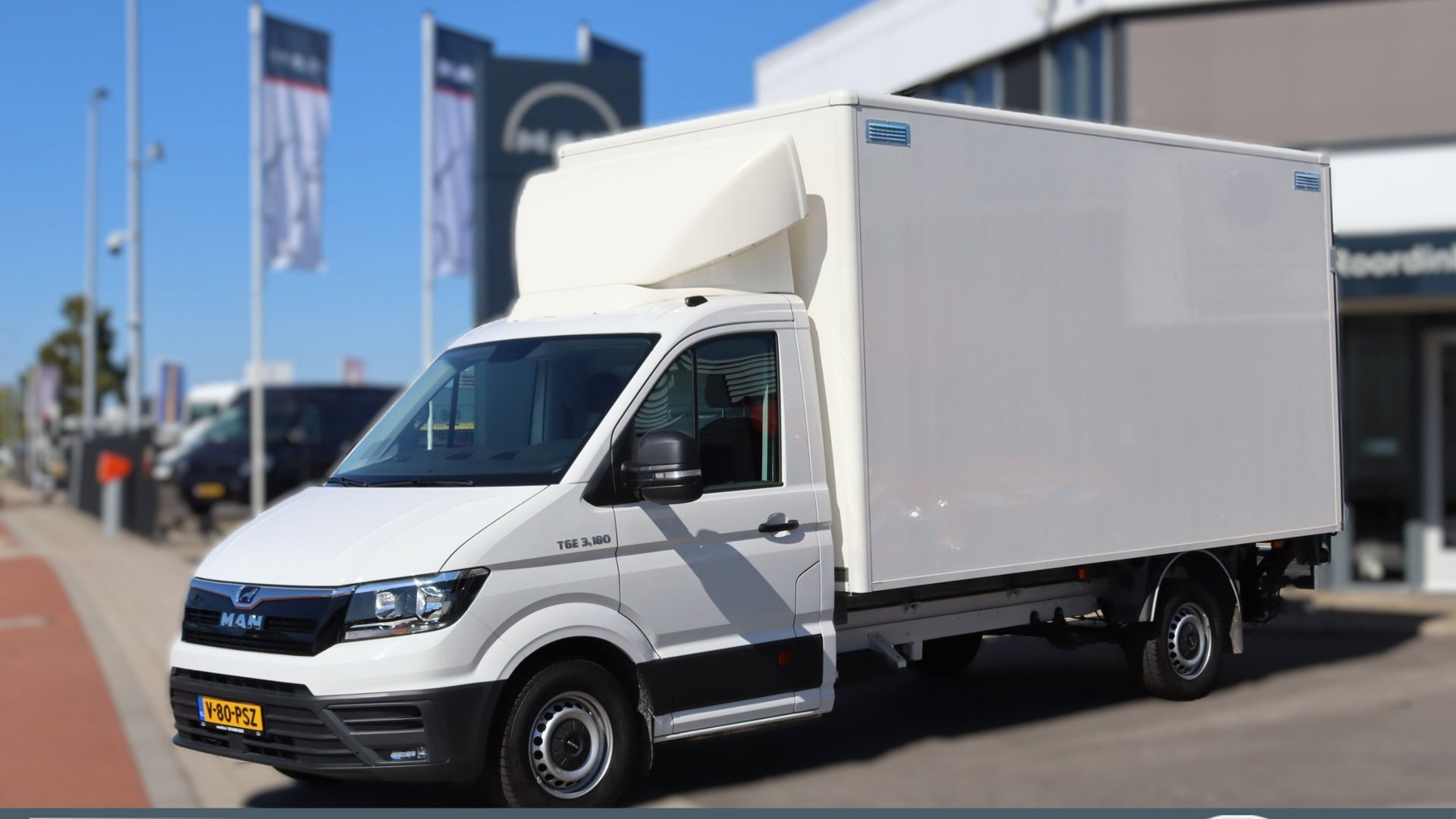 MAN TGE 3.180 L4 bakwagen + laadklep en dakspoiler, Automaat