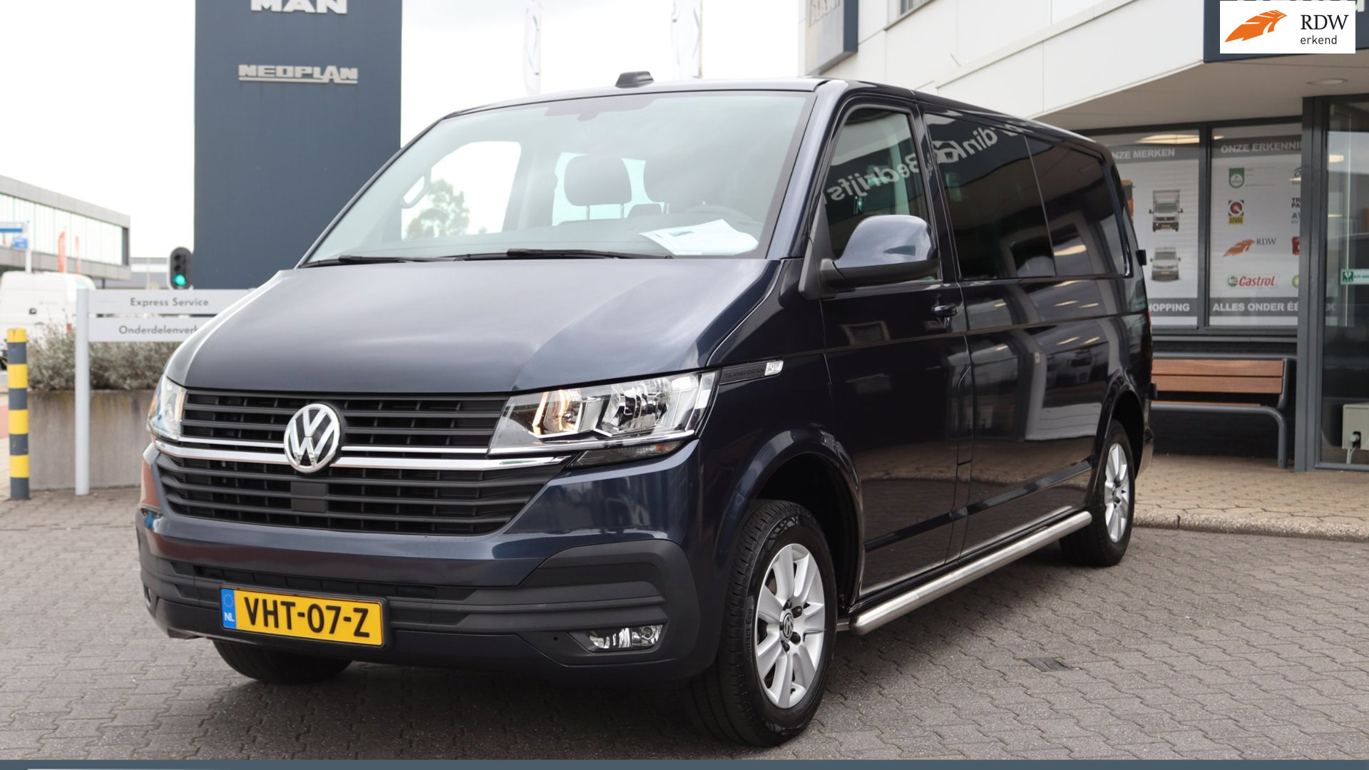 Volkswagen Transporter T6 - 150 pk L2H1 DC LMV, bumpers in kleur, trekhaak, PDC
