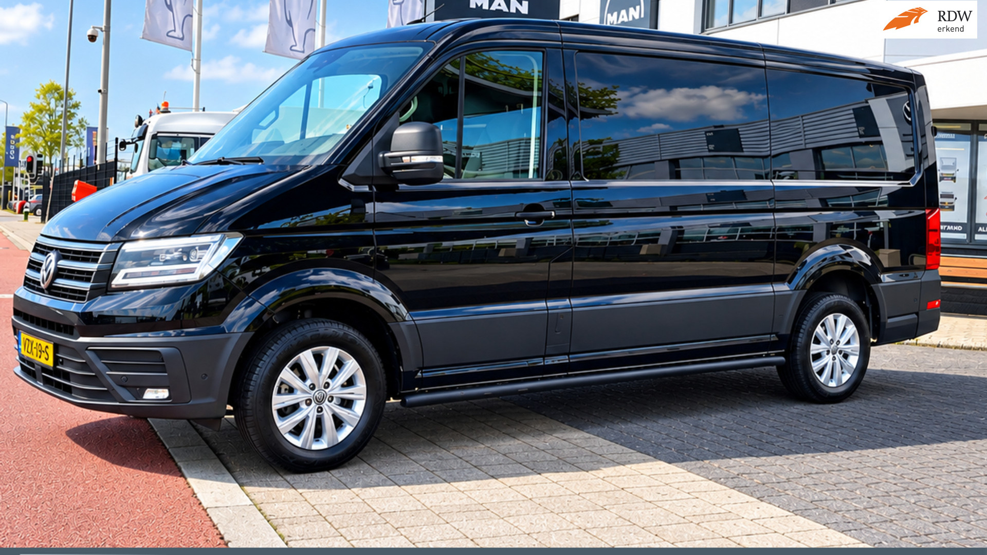 Volkswagen Crafter 140 pk laag dak L3H2 17" LMV, sidesteps, trekhaak, navi, etc.