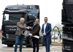 Primeur voor Cotap met twee MAN eTGX trekkers