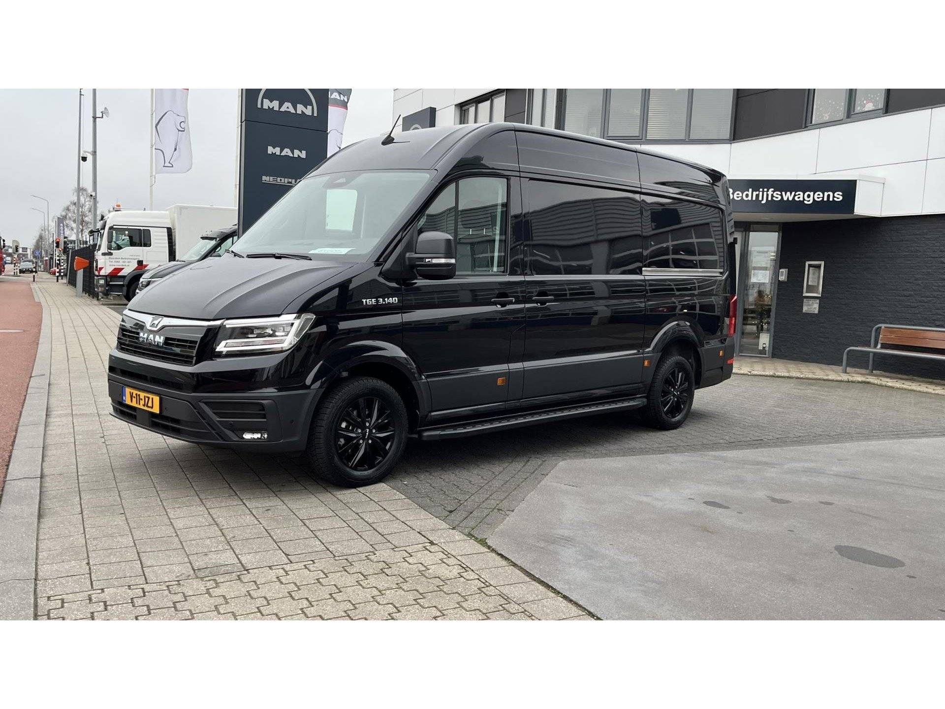 MAN TGE 3.140 L3H3 BPM VRIJ! Li + Re deur, Sidesteps, Leder, LMV 17" LED, PDC voor achter zij, betimmering, complete auto