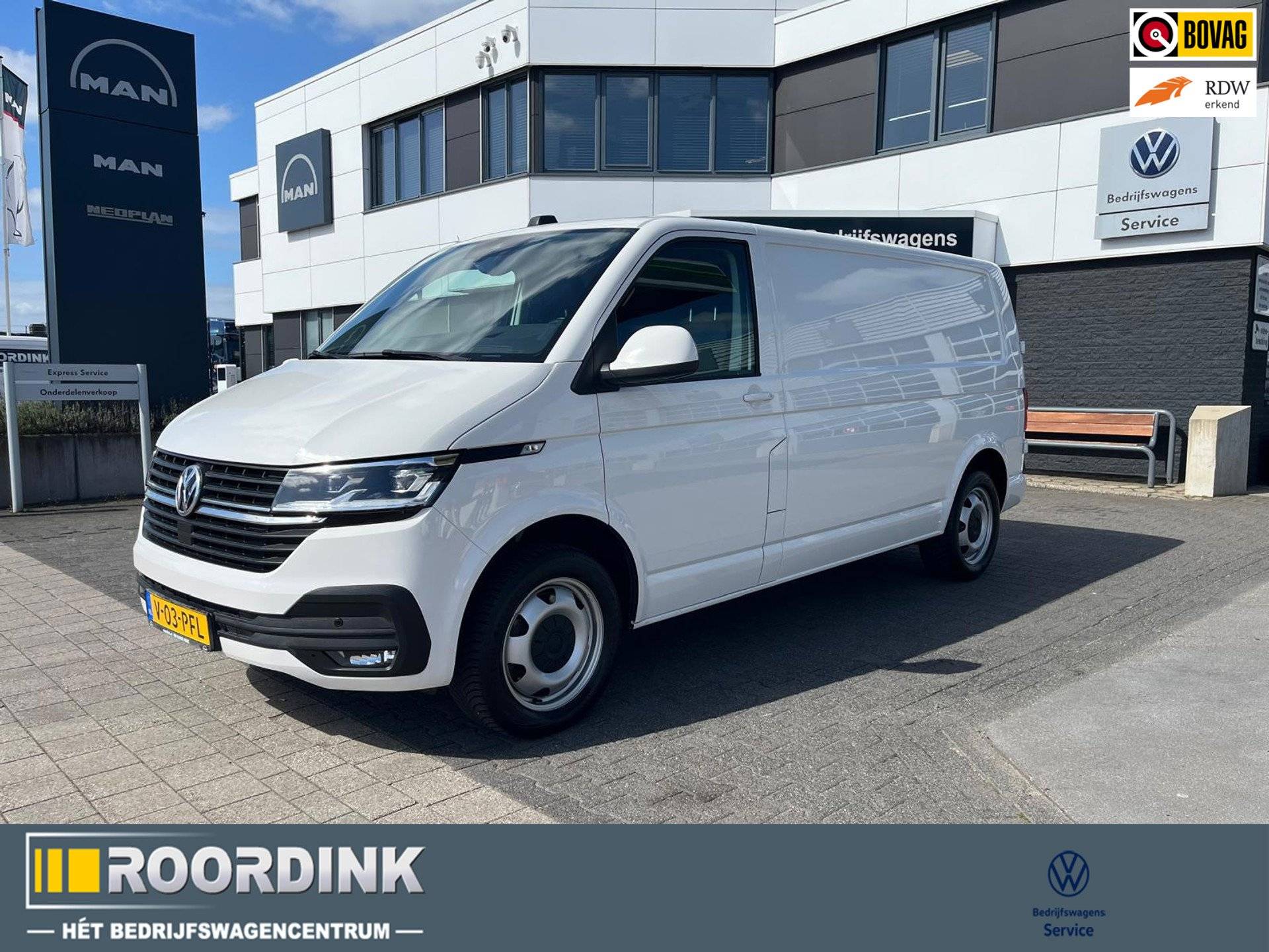 Volkswagen TRANSPORTER T6.1 150 pk DSG  L2 - 3200 kg uit. Bumpers in kleur, LED , Trekhaak, Navi, stoelverwarming