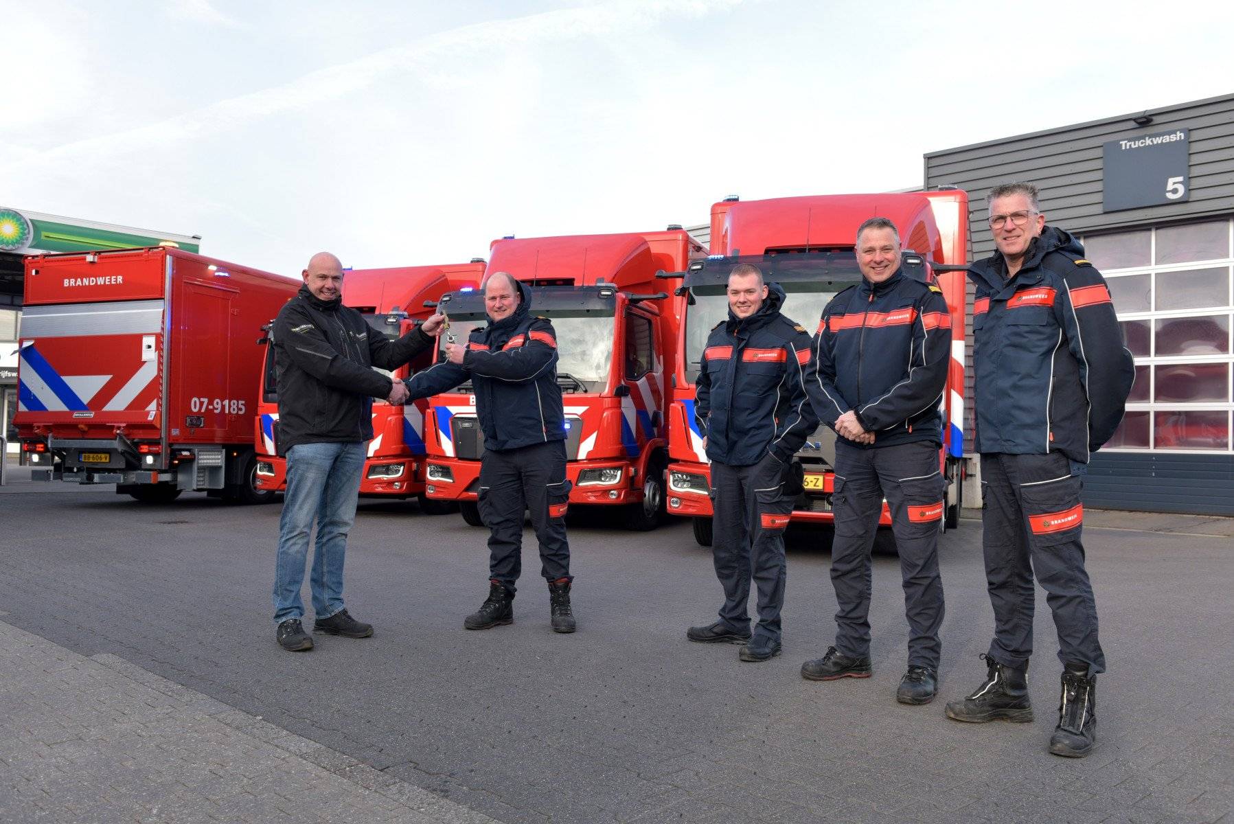 Sleuteloverdracht door Alex van de Pol aan Brandweer Gelderland-Midden