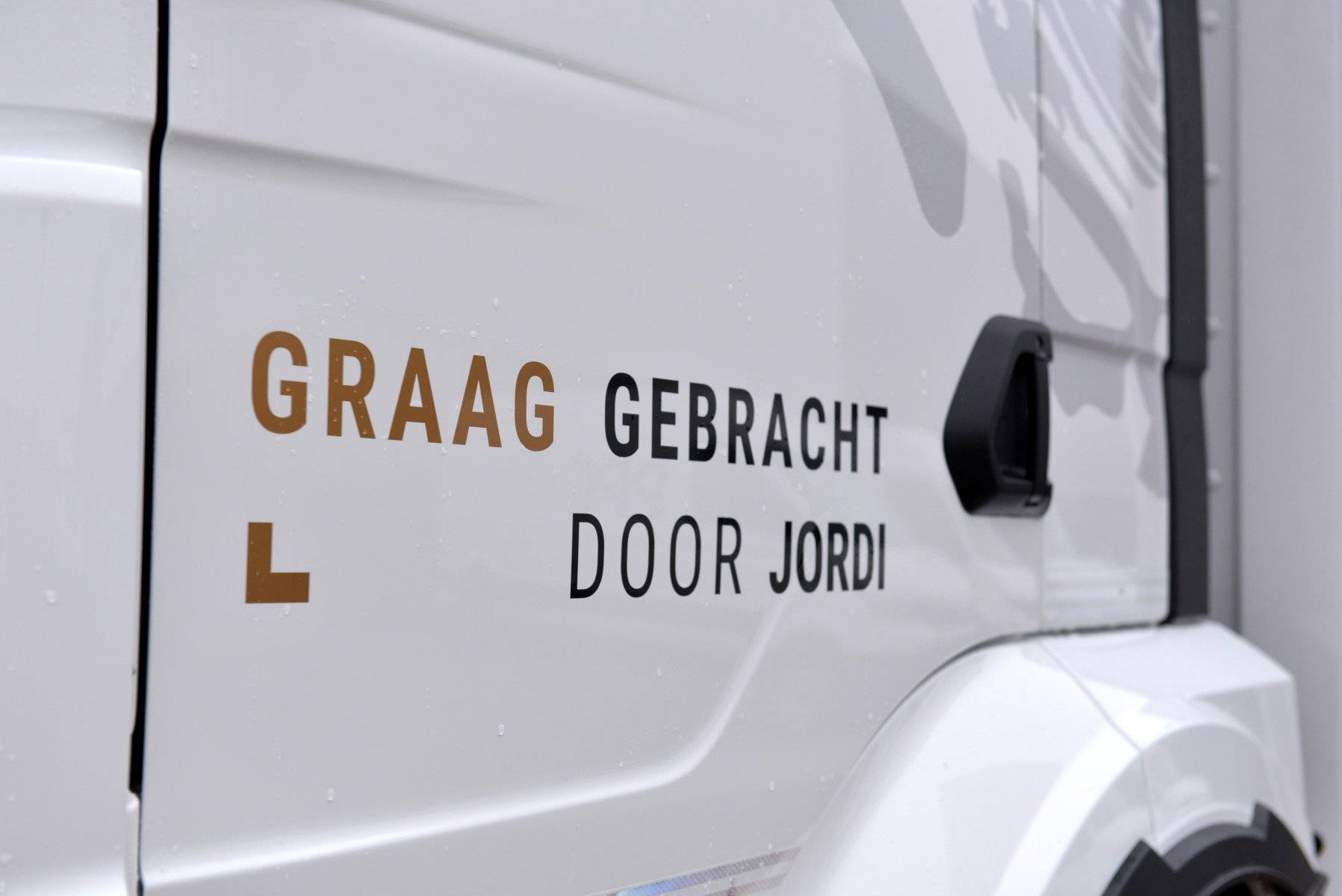 De voertuigen van PPC zijn voorzien van de voornaam van de chauffeur op de deur: graag gebracht door Jordi